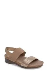 Munro Women's Pisces, Gold Metallic Size: 12 N