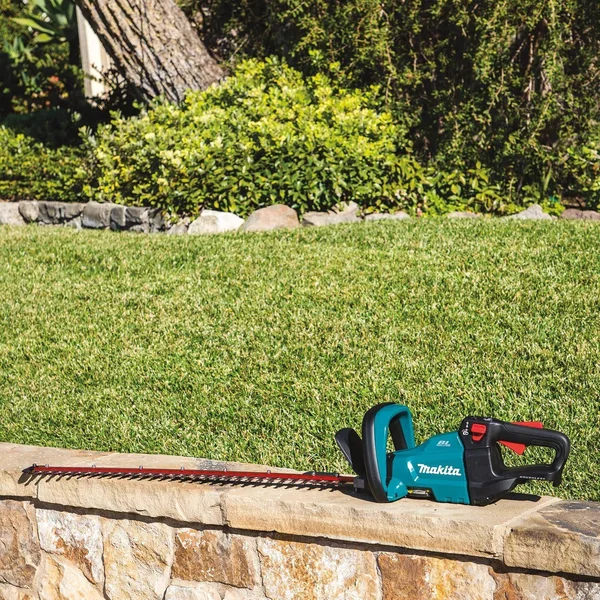 Makita XHU08Z 18V LXT Lithium-Ion Brushless Cordless 30x22 Hedge Trimmer (Tool Only)