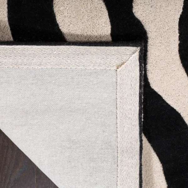 Safavieh Soho SOH784A 3&6x22 x 5&6x22 Beige - Black Area Rug
