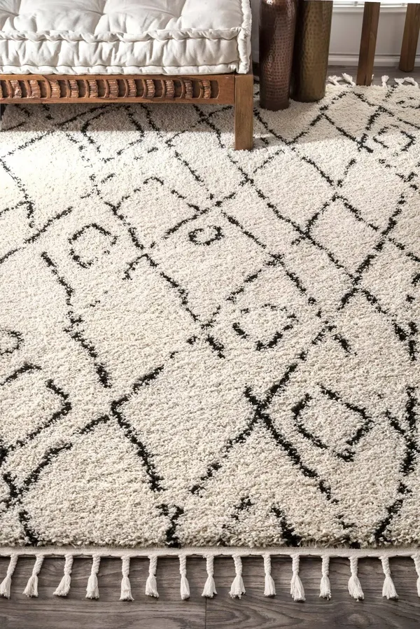 nuLOOM Nieves Moroccan Diamond Tassel Off White 4& x 6& Rug