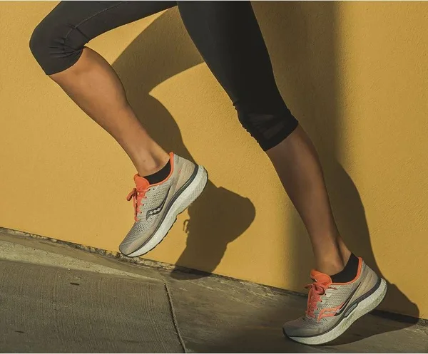 Saucony Women's Triumph 18 Running Shoes - Moonrock/Coral