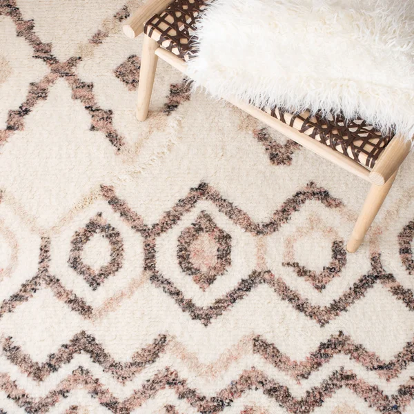 Safavieh Casablanca Rug Collection CSB528A - Ivory - Pink - 4' x 6'