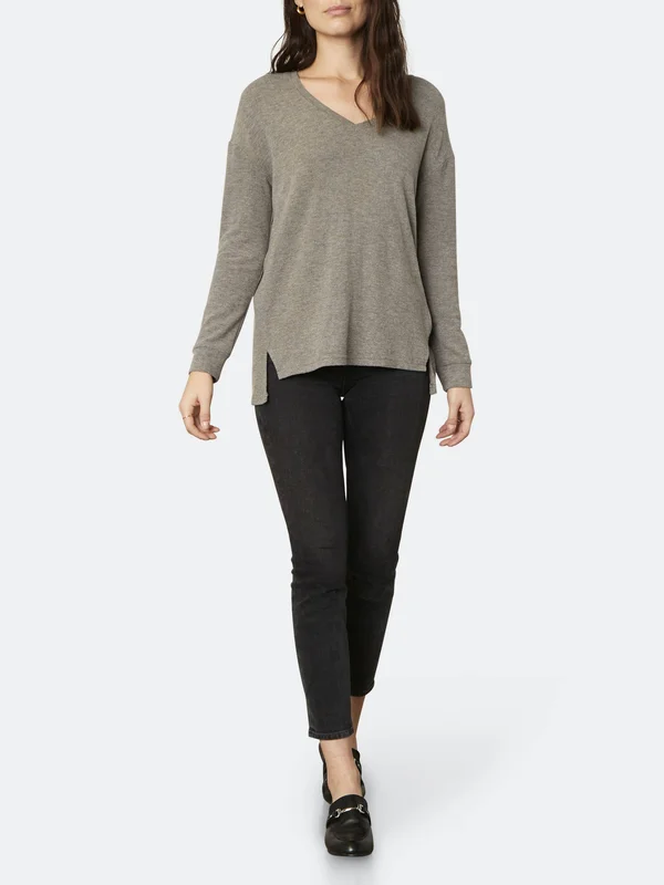 Cupcakes and Cashmere Gazella Ultra Soft V-Neck Sweater Women's : MD